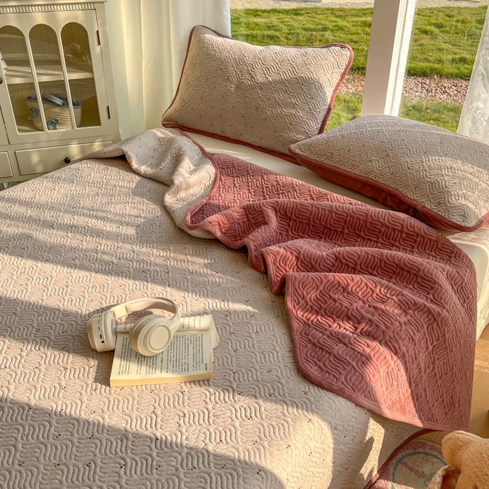 91家纺网 家纺一手货源 找家纺 春光里 2025新款A版云感棉皱皱纱B版牛奶绒夹棉床盖三件套 樱桃点点