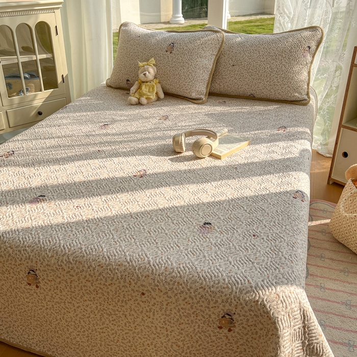 91家纺网 家纺一手货源 找家纺 春光里 2025新款A版云感棉皱皱纱B版牛奶绒夹棉床盖三件套 快乐女孩