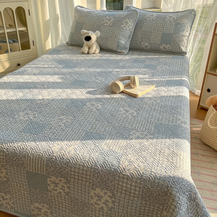 91家纺网 家纺一手货源 找家纺 春光里 2025新款A版云感棉皱皱纱B版牛奶绒夹棉床盖三件套 赫拉-蓝