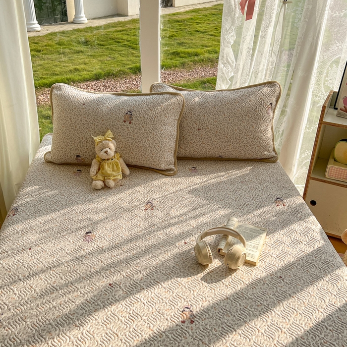 91家纺网 家纺一手货源 找家纺 春光里 2025新款A版云感棉皱皱纱B版牛奶绒夹棉床盖三件套 快乐女孩