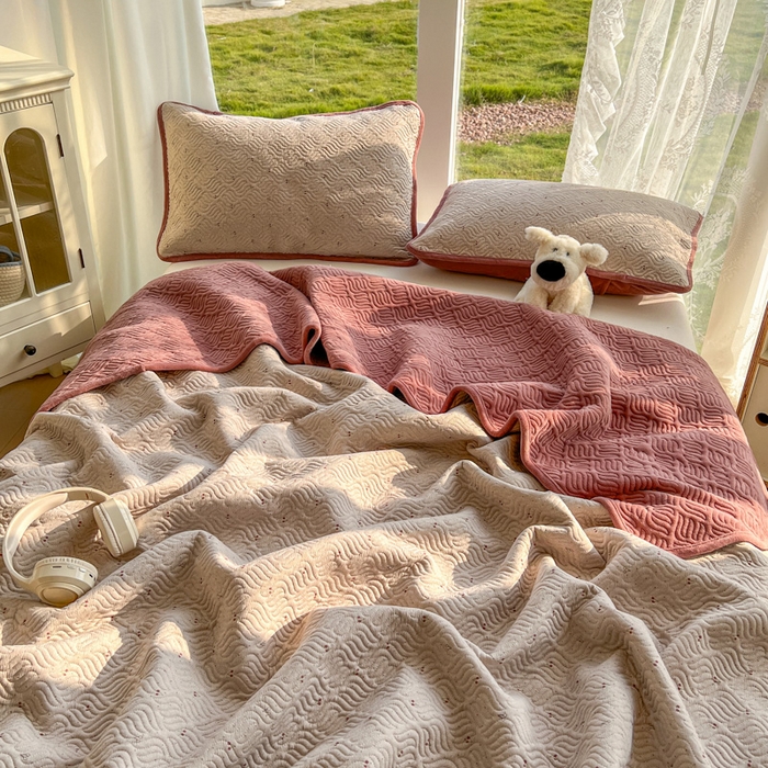 91家纺网 家纺一手货源 找家纺 春光里 2025新款A版云感棉皱皱纱B版牛奶绒夹棉床盖三件套 樱桃点点