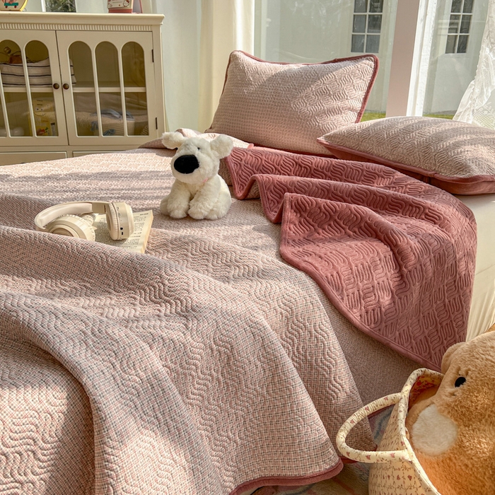 91家纺网 家纺一手货源 找家纺 春光里 2025新款A版云感棉皱皱纱B版牛奶绒夹棉床盖三件套 梦莎