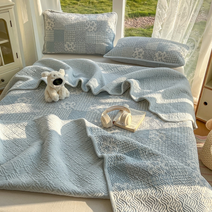 91家纺网 家纺一手货源 找家纺 春光里 2025新款A版云感棉皱皱纱B版牛奶绒夹棉床盖三件套 赫拉-蓝