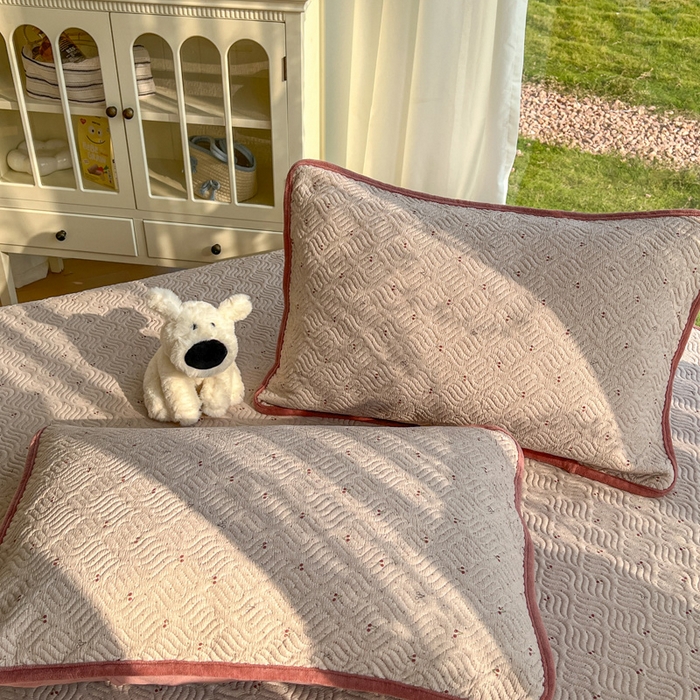 91家纺网 家纺一手货源 找家纺 春光里 2025新款A版云感棉皱皱纱B版牛奶绒夹棉床盖三件套 樱桃点点