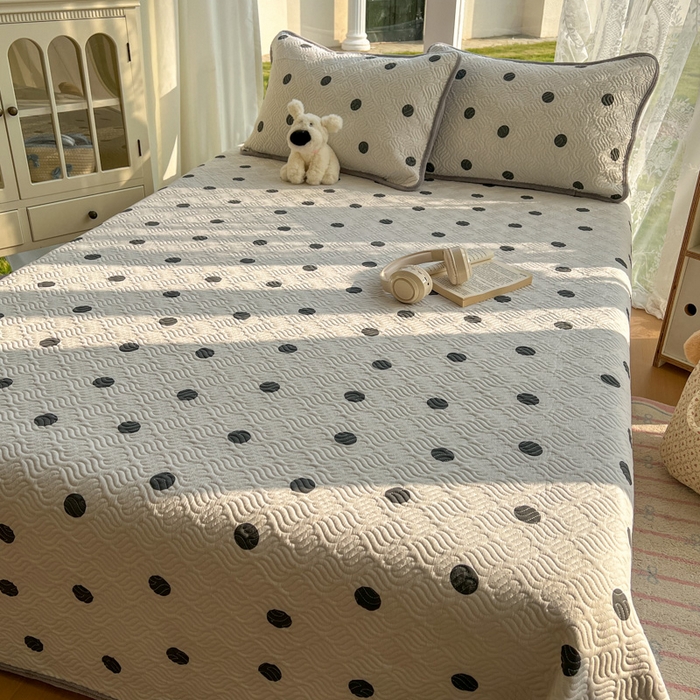 91家纺网 家纺一手货源 找家纺 春光里 2025新款A版云感棉皱皱纱B版牛奶绒夹棉床盖三件套 波点米灰