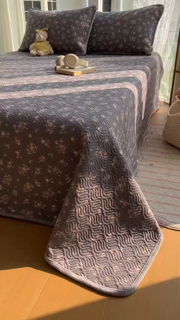 91家纺网 家纺一手货源 找家纺 春光里 2025新款A版云感棉皱皱纱B版牛奶绒夹棉床盖三件套 复古小碎花