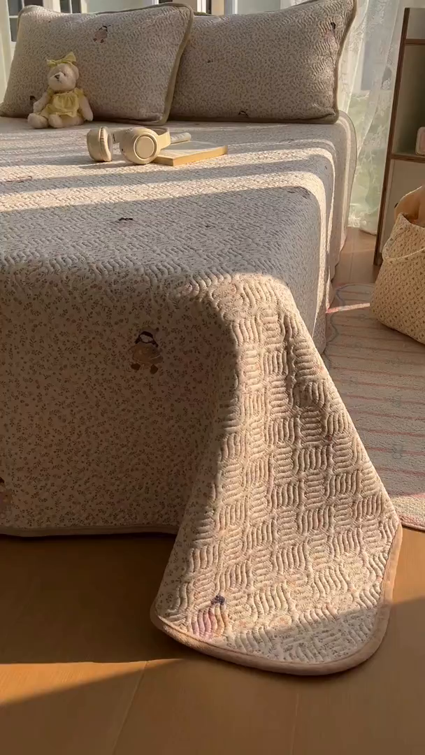 91家纺网 家纺一手货源 找家纺 春光里 2025新款A版云感棉皱皱纱B版牛奶绒夹棉床盖三件套 快乐女孩