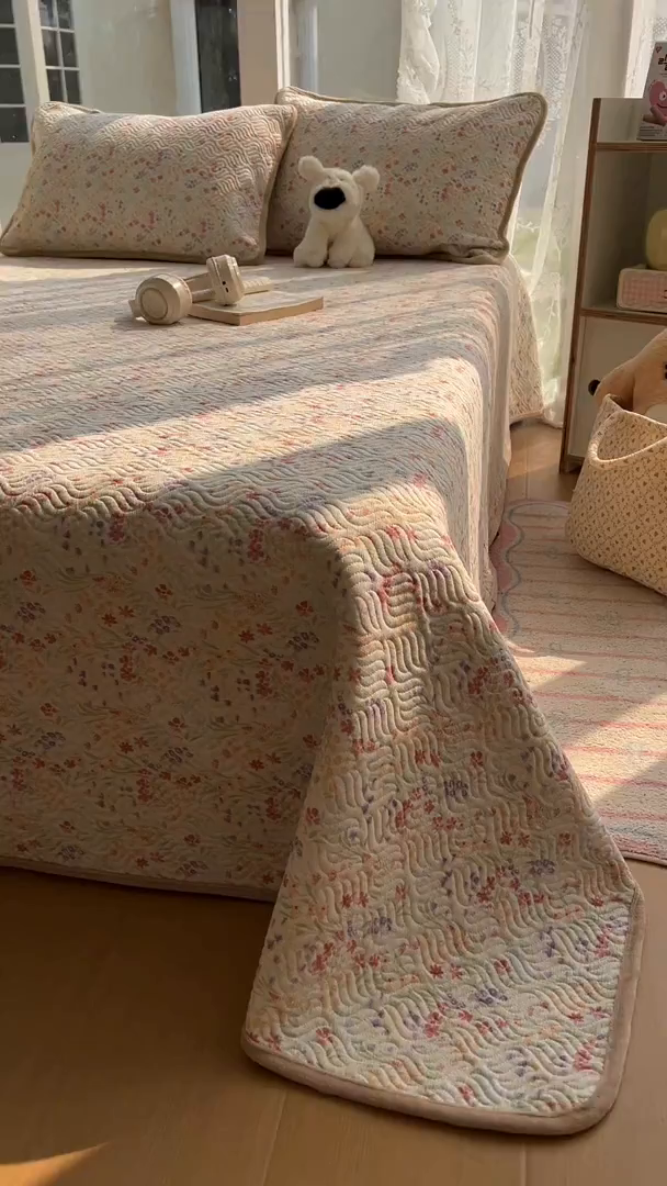 91家纺网 家纺一手货源 找家纺 （总）春光里 2025新款A版云感棉皱皱纱B版牛奶绒夹棉床盖三件套