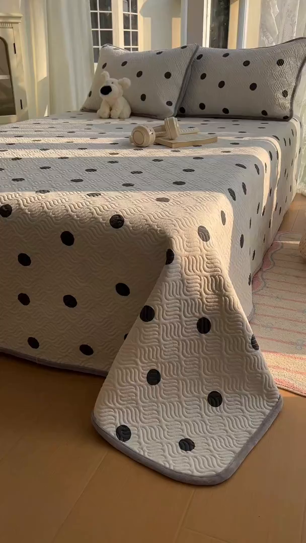 91家纺网 家纺一手货源 找家纺 春光里 2025新款A版云感棉皱皱纱B版牛奶绒夹棉床盖三件套 波点米灰