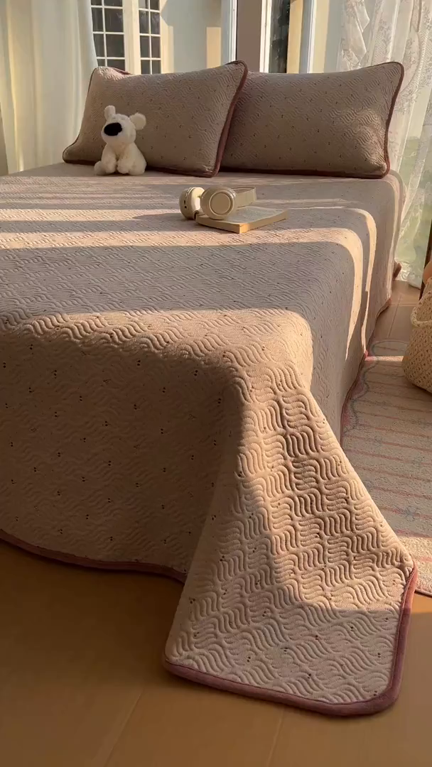 91家纺网 家纺一手货源 找家纺 春光里 2025新款A版云感棉皱皱纱B版牛奶绒夹棉床盖三件套 樱桃点点