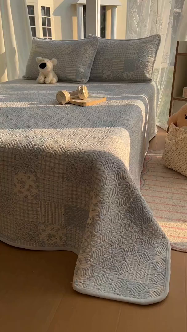 91家纺网 家纺一手货源 找家纺 春光里 2025新款A版云感棉皱皱纱B版牛奶绒夹棉床盖三件套 赫拉-蓝