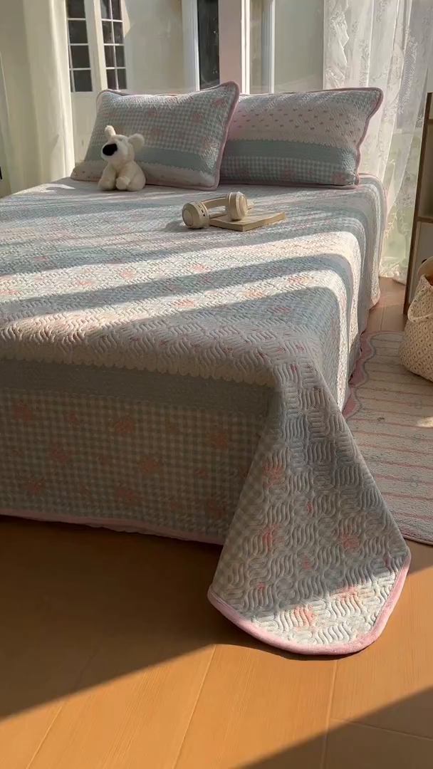 91家纺网 家纺一手货源 找家纺 春光里 2025新款A版云感棉皱皱纱B版牛奶绒夹棉床盖三件套 梦境花园