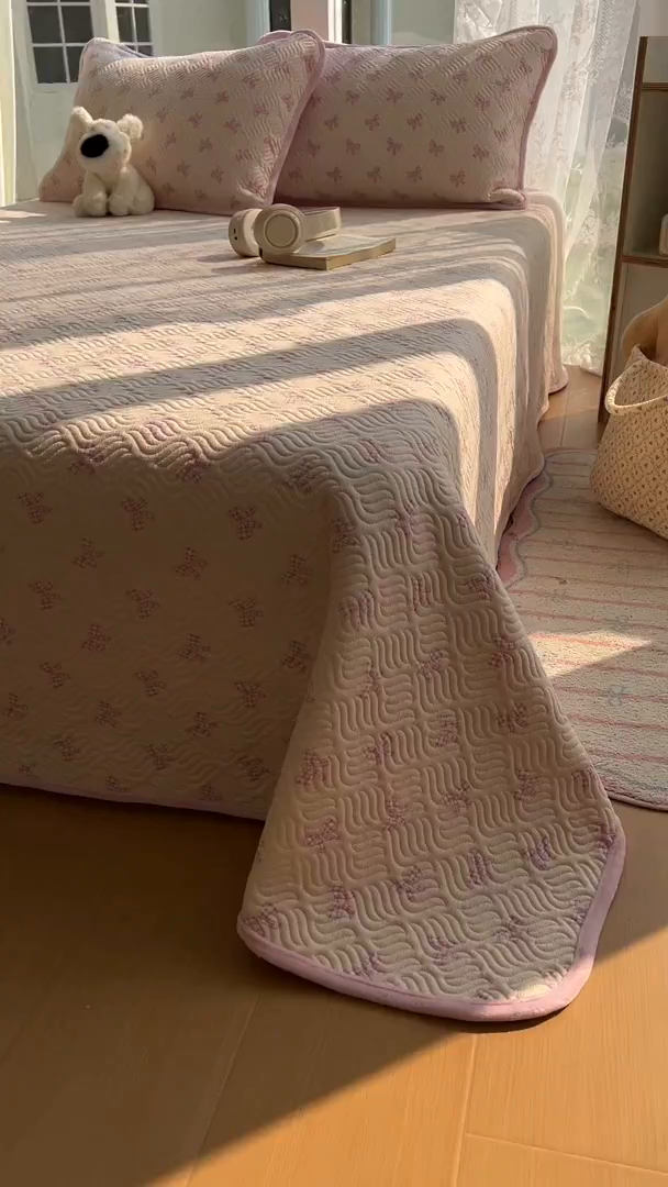 91家纺网 家纺一手货源 找家纺 春光里 2025新款A版云感棉皱皱纱B版牛奶绒夹棉床盖三件套 浪漫蝴蝶结