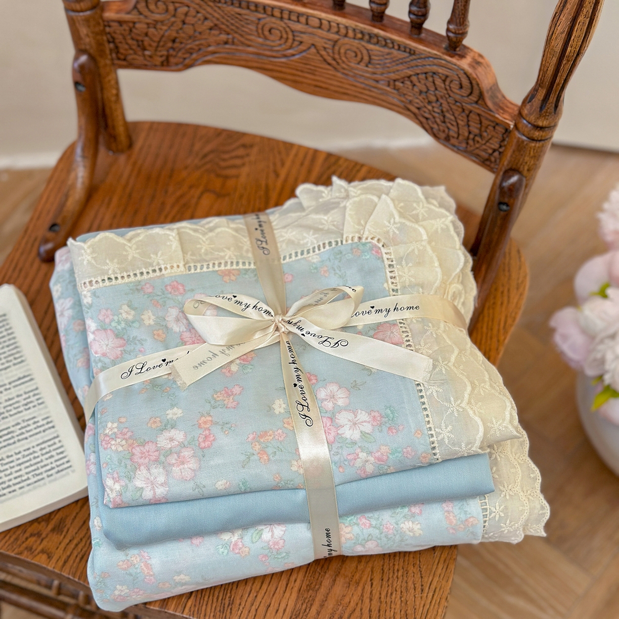 91家纺网 家纺一手货源 找家纺 麦伦家居 2025新款A类全棉有氧双层纱印花系列四件套-镂空系列 苍兰