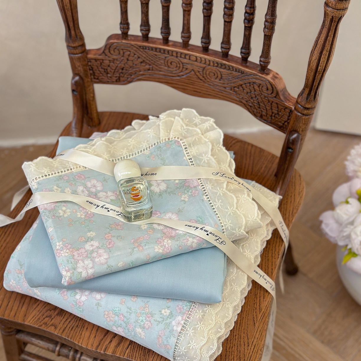 91家纺网 家纺一手货源 找家纺 麦伦家居 2025新款A类全棉有氧双层纱印花系列四件套-镂空系列 苍兰