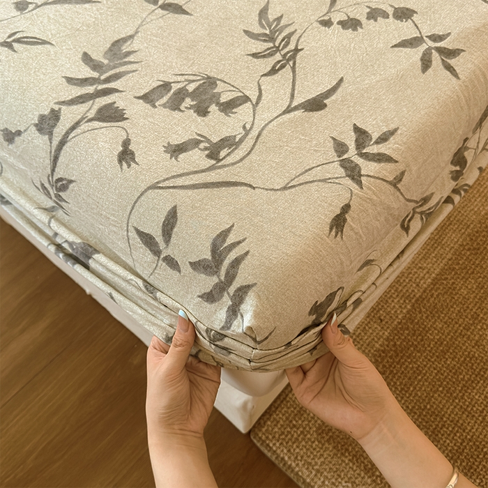 91家纺网 家纺一手货源 找家纺 麦乐迪 2025新款130克高克重仿棉印花单床笠 灰铃垂枝