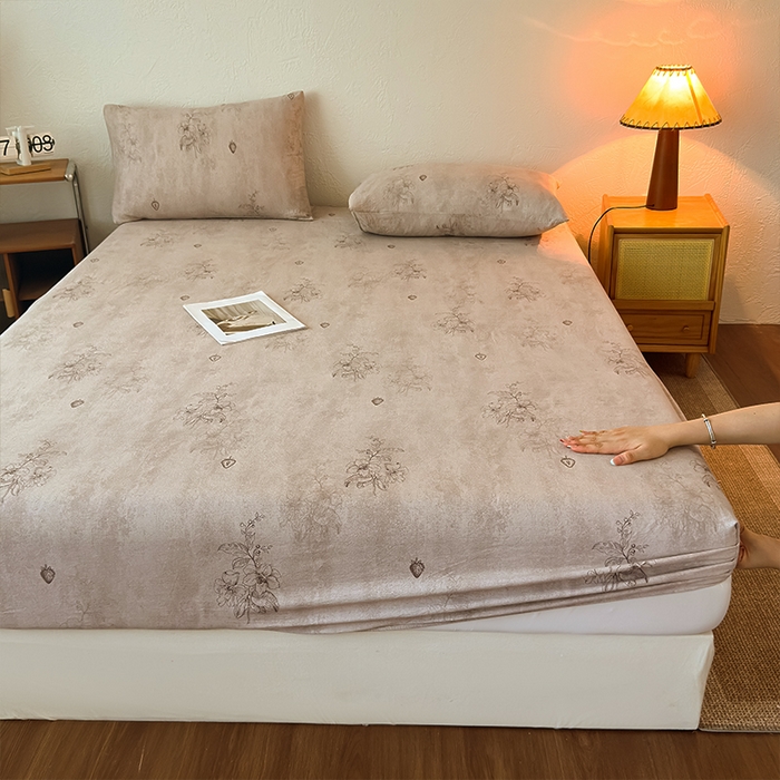 91家纺网 家纺一手货源 找家纺 麦乐迪 2025新款130克高克重仿棉印花单床笠 草莓花语