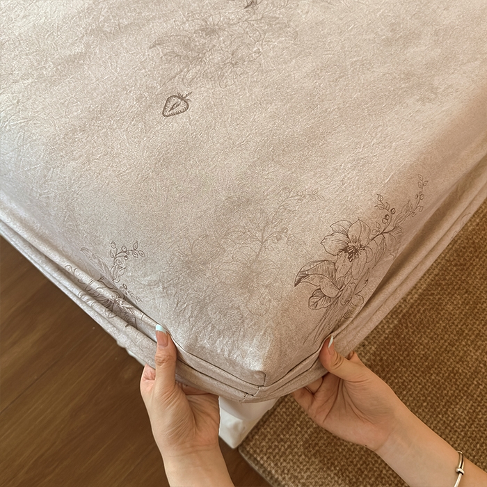 91家纺网 家纺一手货源 找家纺 麦乐迪 2025新款130克高克重仿棉印花单床笠 草莓花语