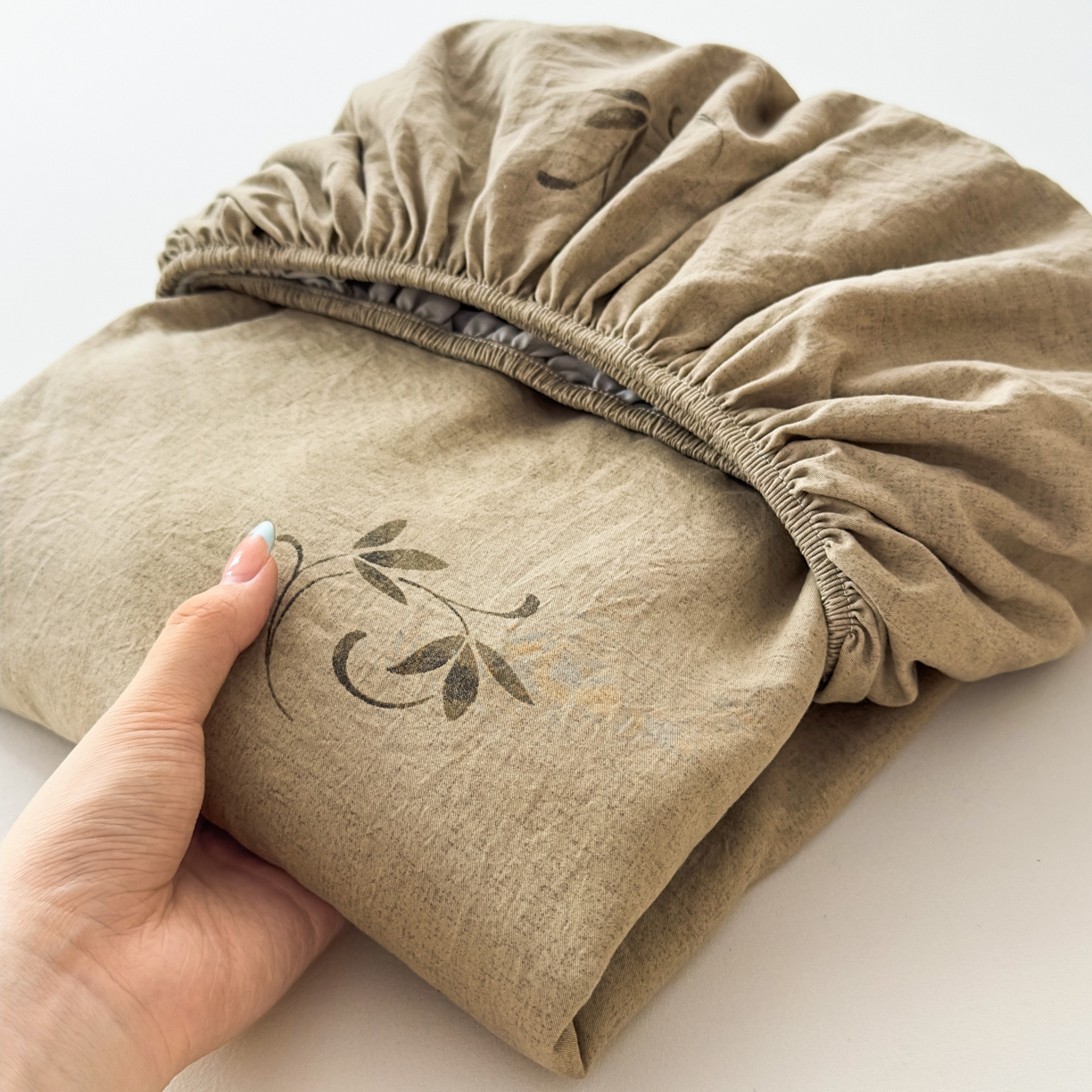 91家纺网 家纺一手货源 找家纺 麦乐迪 2025新款130克高克重仿棉印花单床笠 棕枝点韵