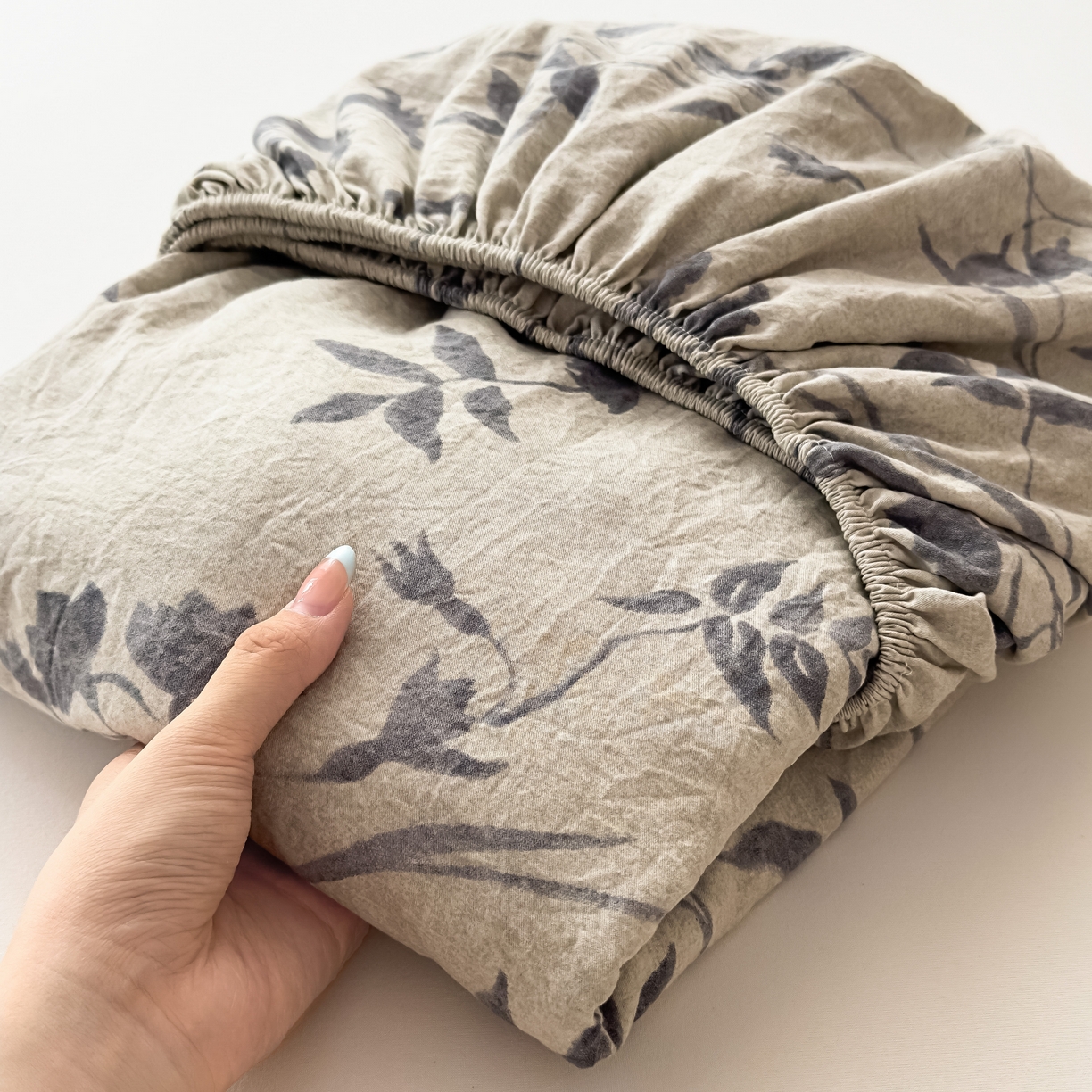 91家纺网 家纺一手货源 找家纺 麦乐迪 2025新款130克高克重仿棉印花单床笠 灰铃垂枝