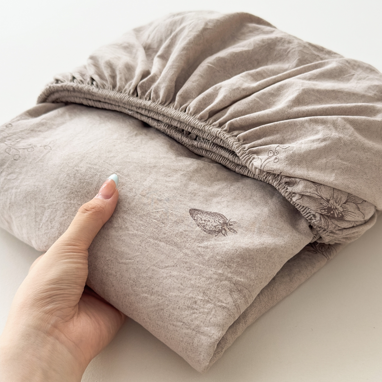 91家纺网 家纺一手货源 找家纺 麦乐迪 2025新款130克高克重仿棉印花单床笠 草莓花语