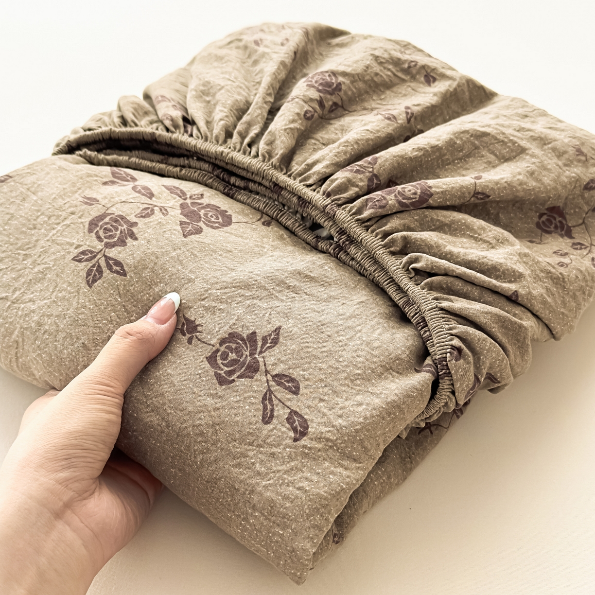 91家纺网 家纺一手货源 找家纺 麦乐迪 2025新款130克高克重仿棉印花单床笠 玫瑰悠香-灰