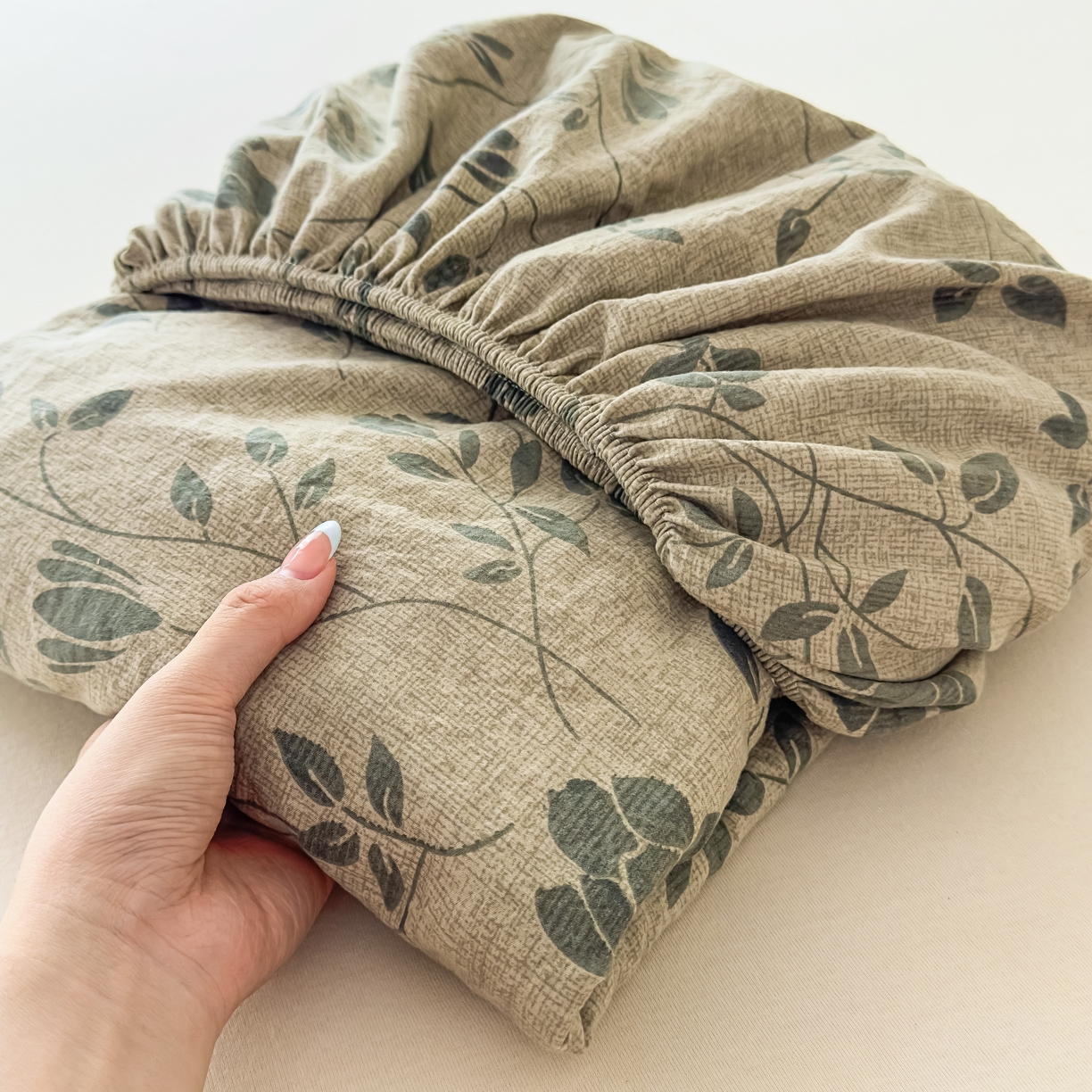 91家纺网 家纺一手货源 找家纺 麦乐迪 2025新款130克高克重仿棉印花单床笠 婉花漫布-灰绿