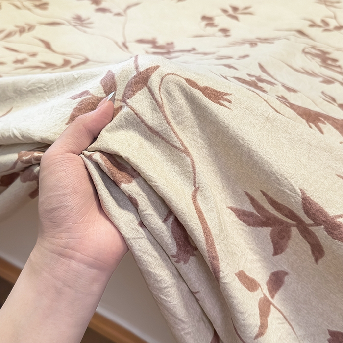 91家纺网 家纺一手货源 找家纺 麦乐迪 2025新款130克高克重仿棉印花单床单 棕藤逸韵