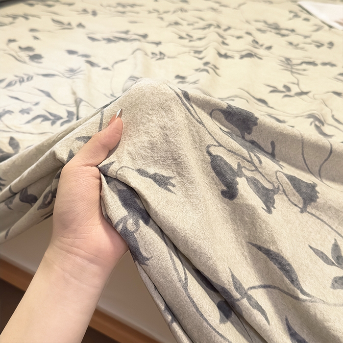 91家纺网 家纺一手货源 找家纺 麦乐迪 2025新款130克高克重仿棉印花单床单 灰铃垂枝