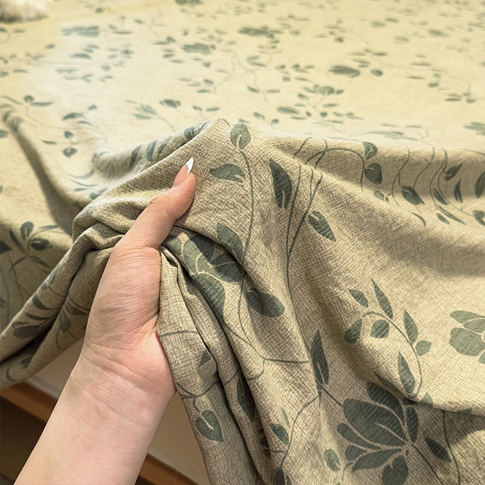 91家纺网 家纺一手货源 找家纺 麦乐迪 2025新款130克高克重仿棉印花单床单 婉花漫布-灰绿