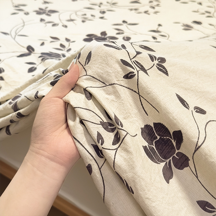91家纺网 家纺一手货源 找家纺 麦乐迪 2025新款130克高克重仿棉印花单床单 婉花漫布-米灰
