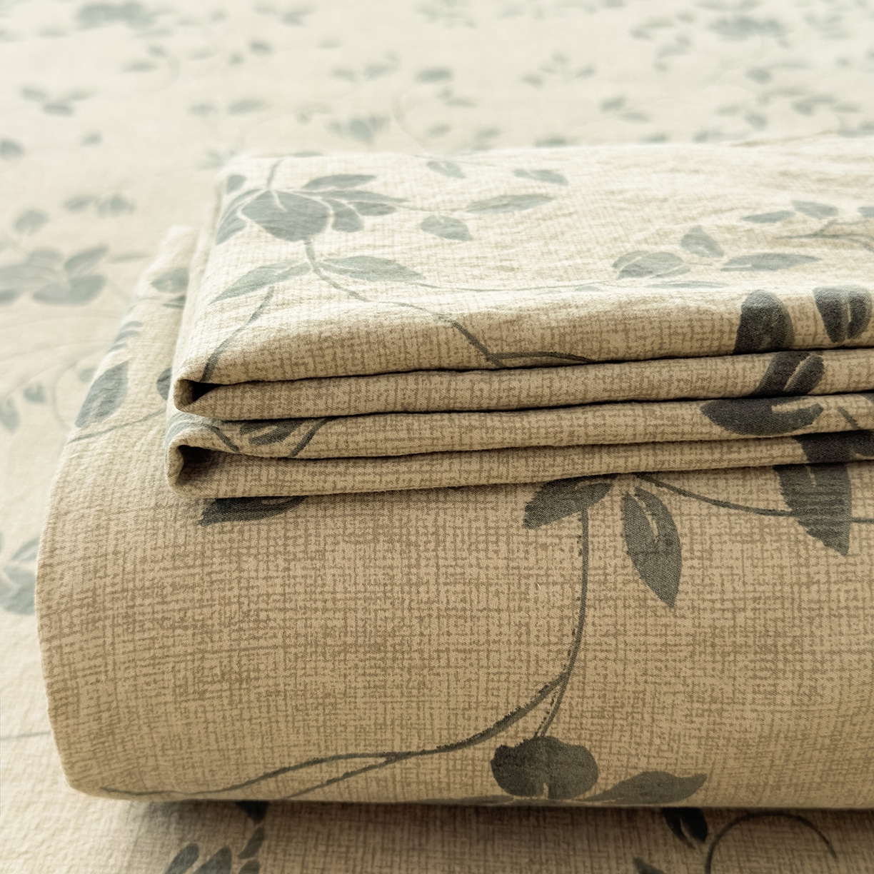 91家纺网 家纺一手货源 找家纺 麦乐迪 2025新款130克高克重仿棉印花单床单 婉花漫布-灰绿