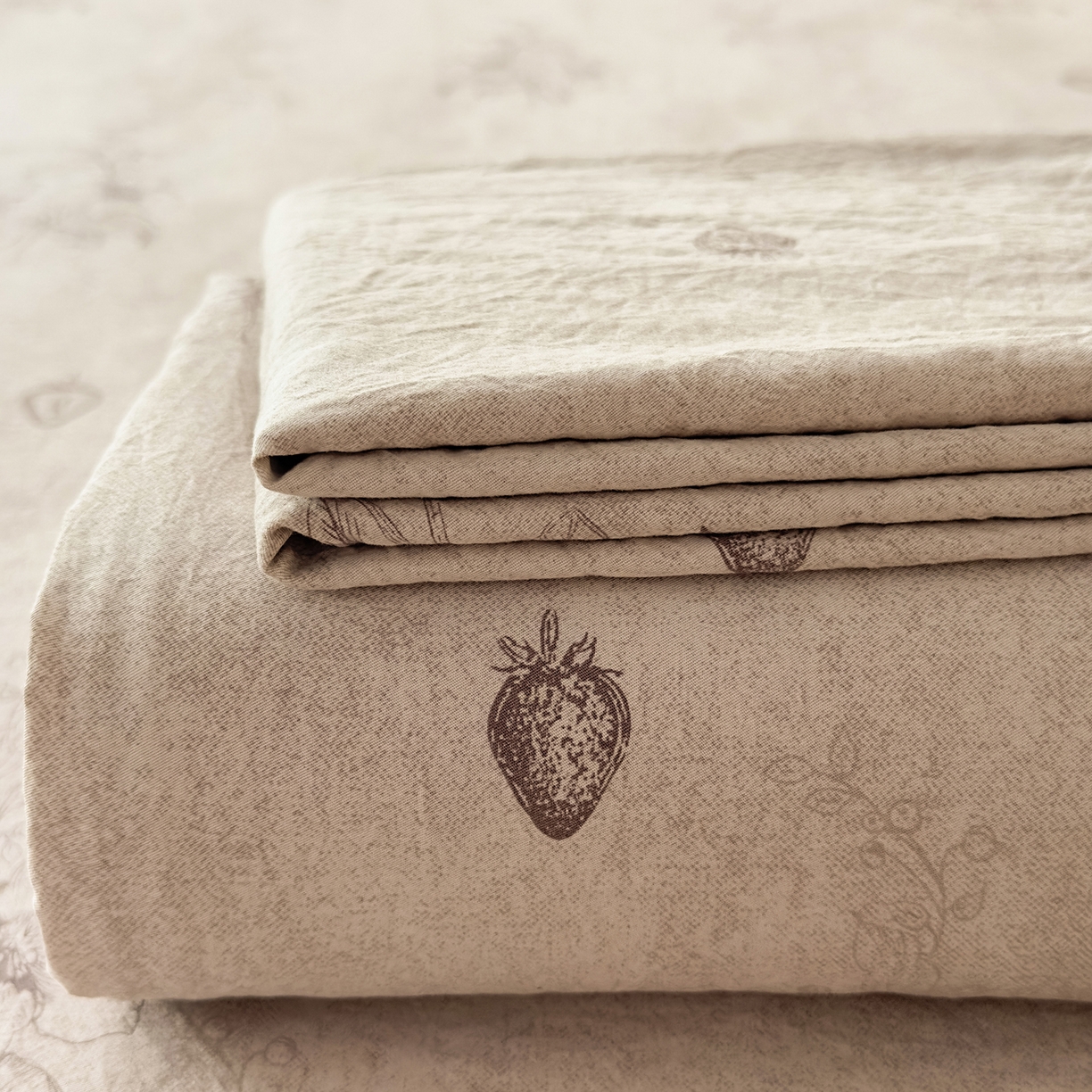 91家纺网 家纺一手货源 找家纺 麦乐迪 2025新款130克高克重仿棉印花单床单 草莓花语