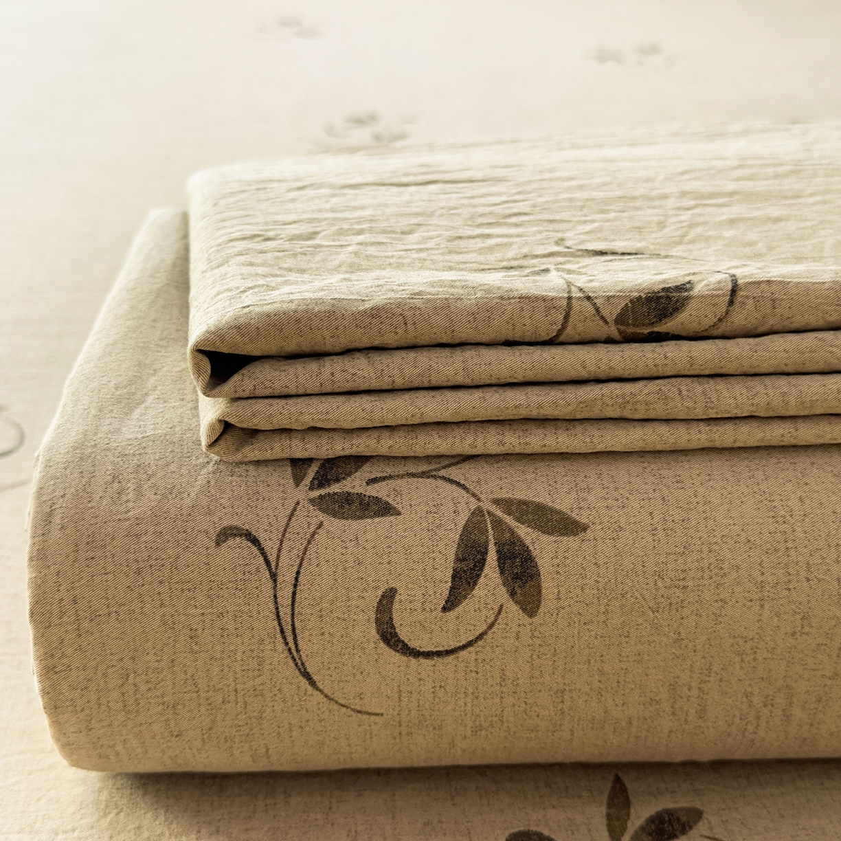 91家纺网 家纺一手货源 找家纺 麦乐迪 2025新款130克高克重仿棉印花单床单 棕枝点韵