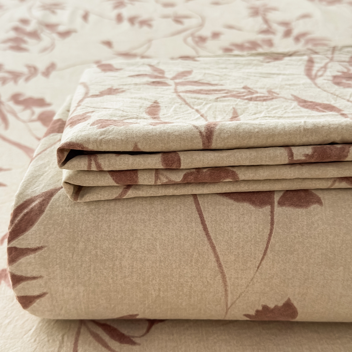 91家纺网 家纺一手货源 找家纺 麦乐迪 2025新款130克高克重仿棉印花单床单 棕藤逸韵