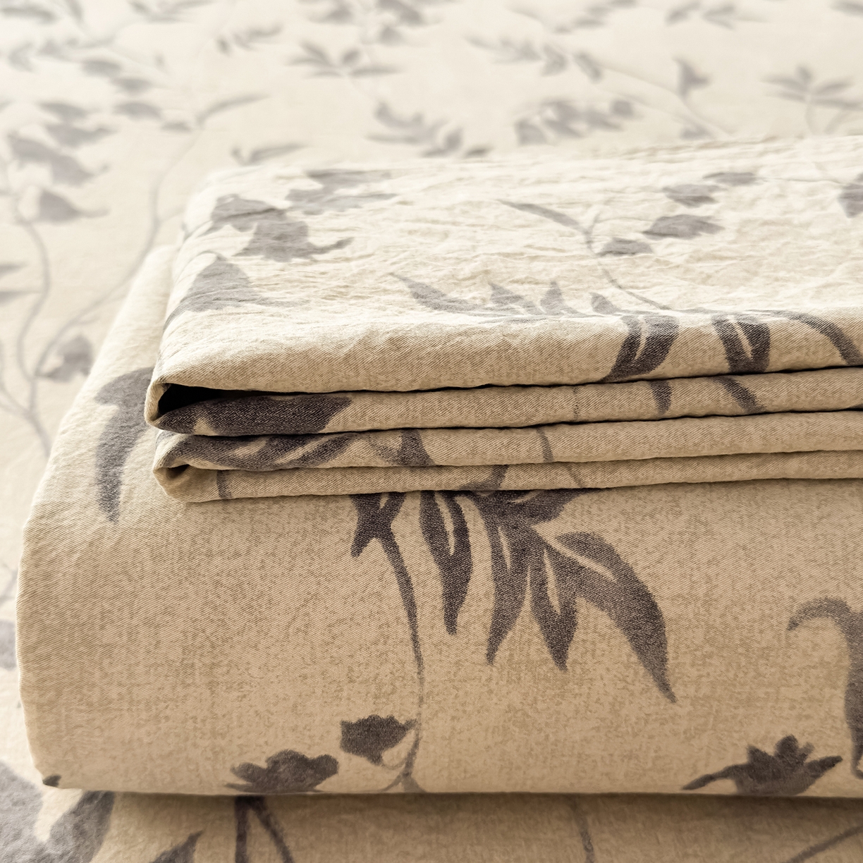 91家纺网 家纺一手货源 找家纺 麦乐迪 2025新款130克高克重仿棉印花单床单 灰铃垂枝