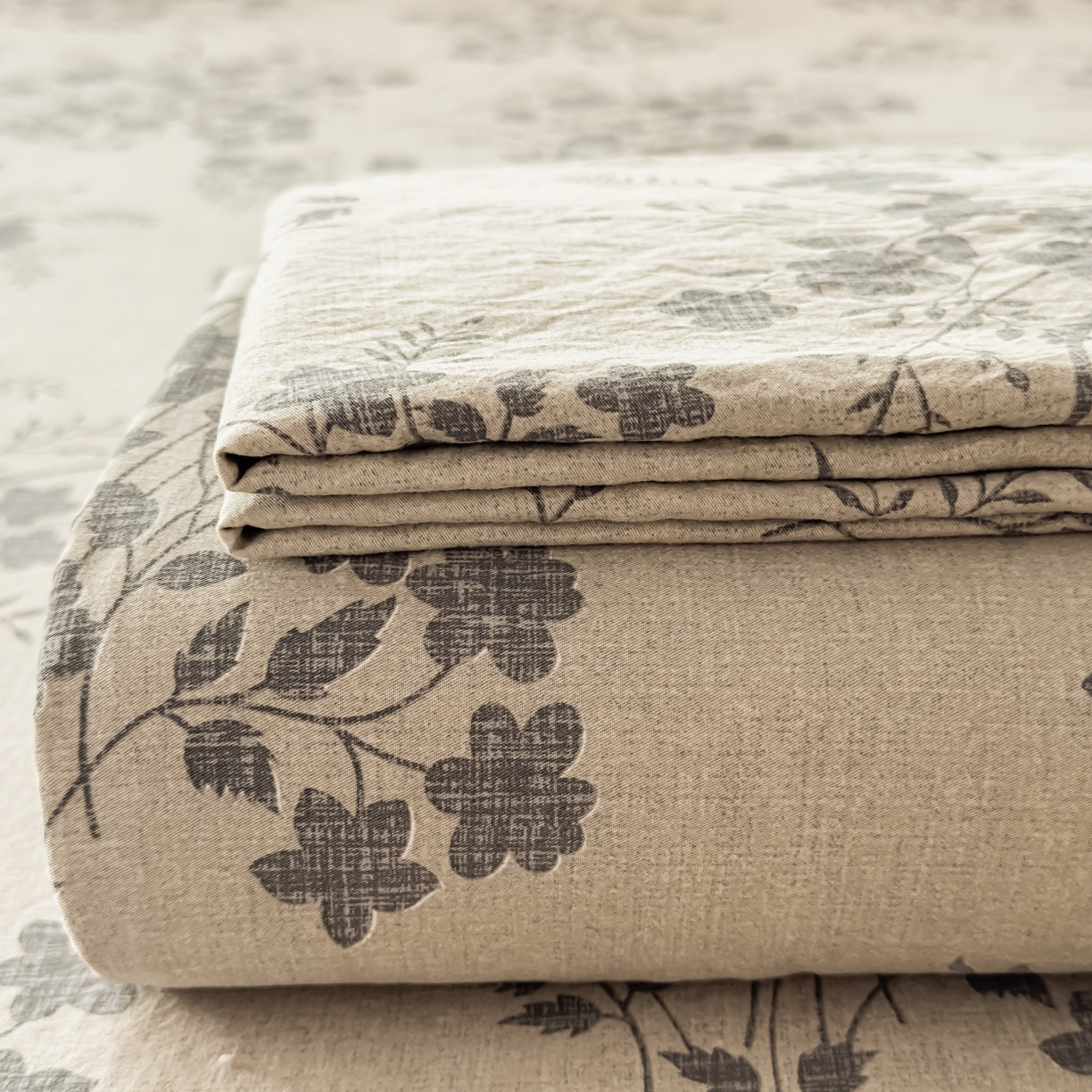 91家纺网 家纺一手货源 找家纺 麦乐迪 2025新款130克高克重仿棉印花单床单 锦云花簇-灰