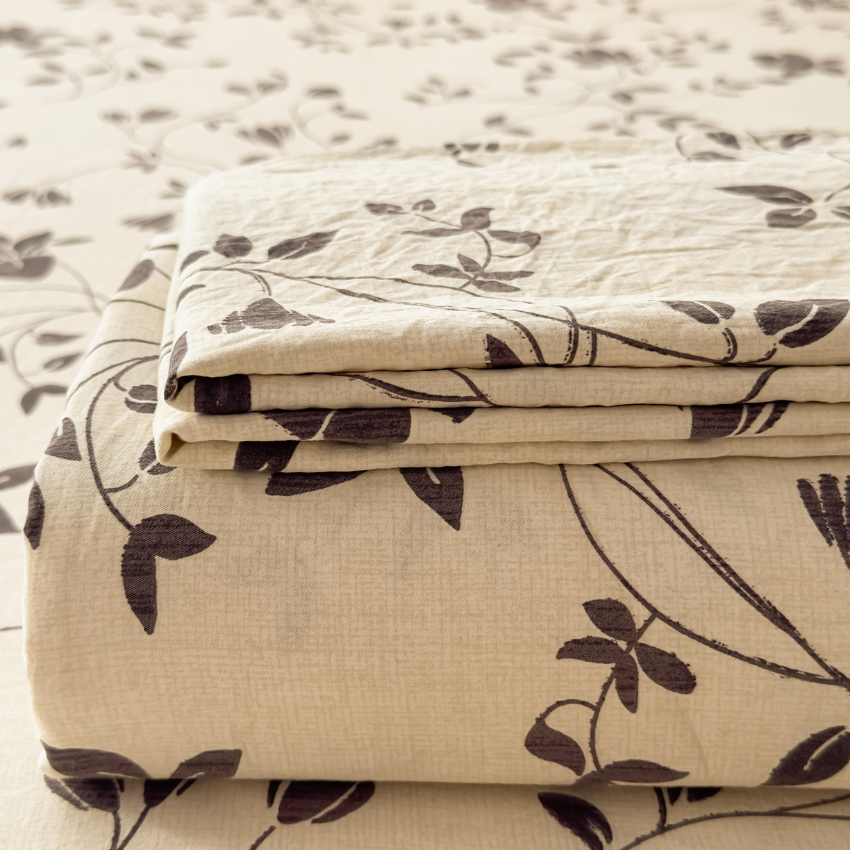 91家纺网 家纺一手货源 找家纺 麦乐迪 2025新款130克高克重仿棉印花单床单 婉花漫布-米灰