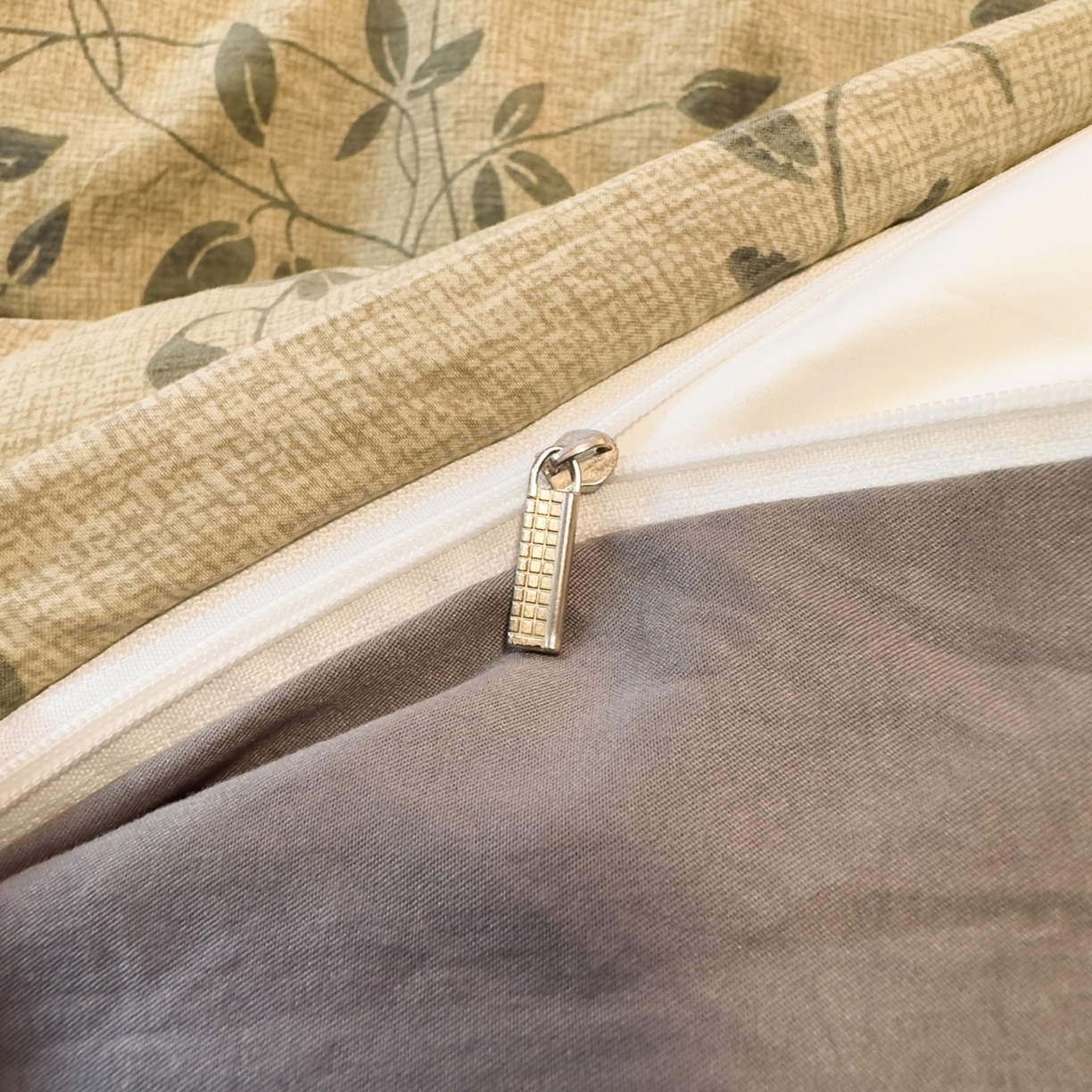 91家纺网 家纺一手货源 找家纺 麦乐迪 2025新款10A抗菌加厚磨毛印花四件套（提供买家秀） 婉花漫布-灰绿