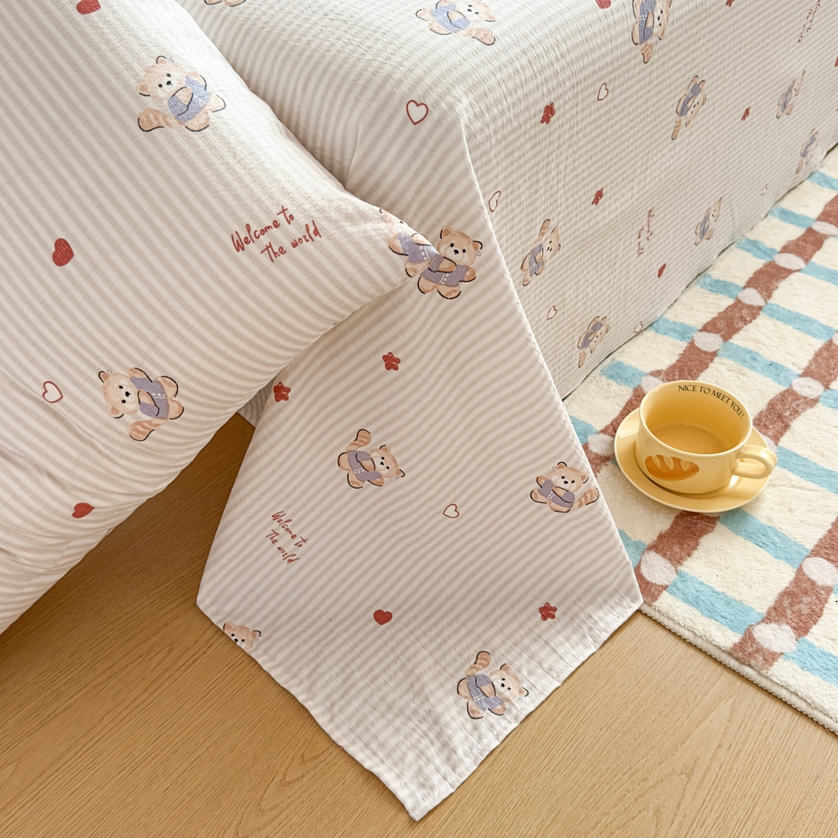 91家纺网 家纺一手货源 找家纺 麦乐迪 2025新款A类云感双层纱印花床单 棕熊条纹灰