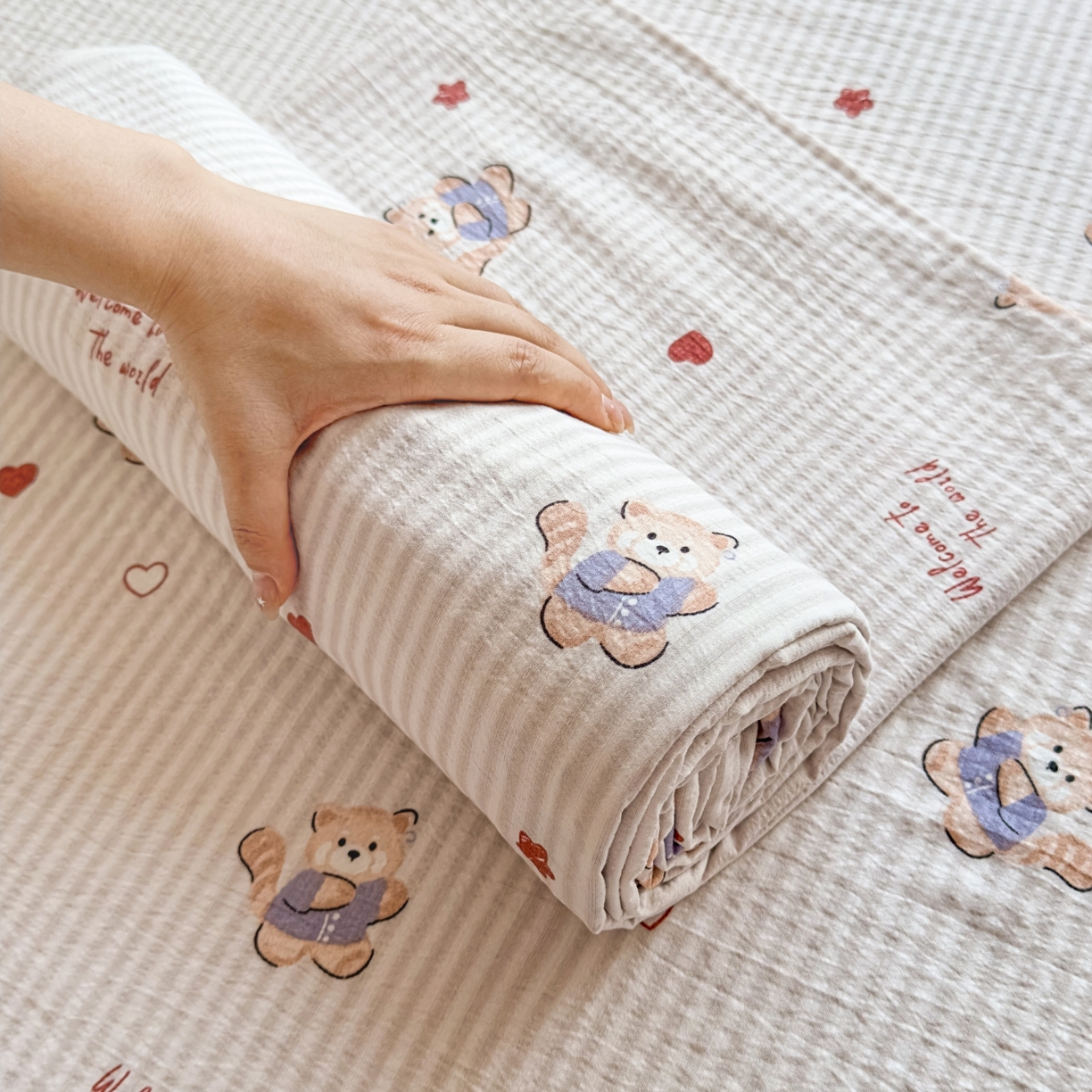 91家纺网 家纺一手货源 找家纺 麦乐迪 2025新款A类云感双层纱印花床单 棕熊条纹灰