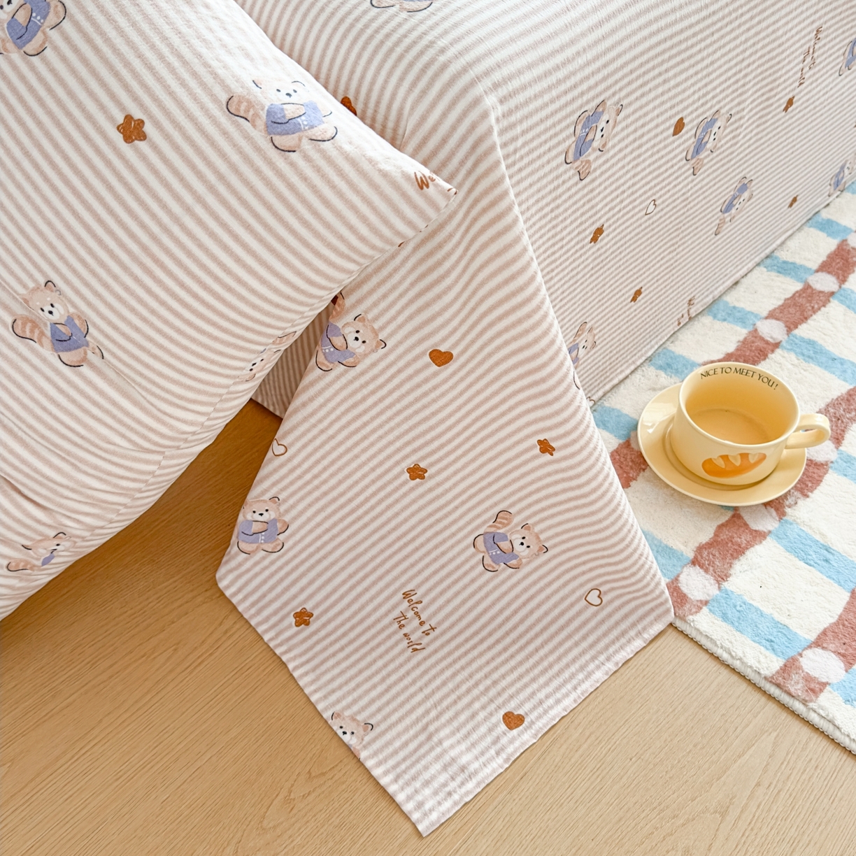 91家纺网 家纺一手货源 找家纺 麦乐迪 2025新款A类云感双层纱印花床单 棕熊条纹棕