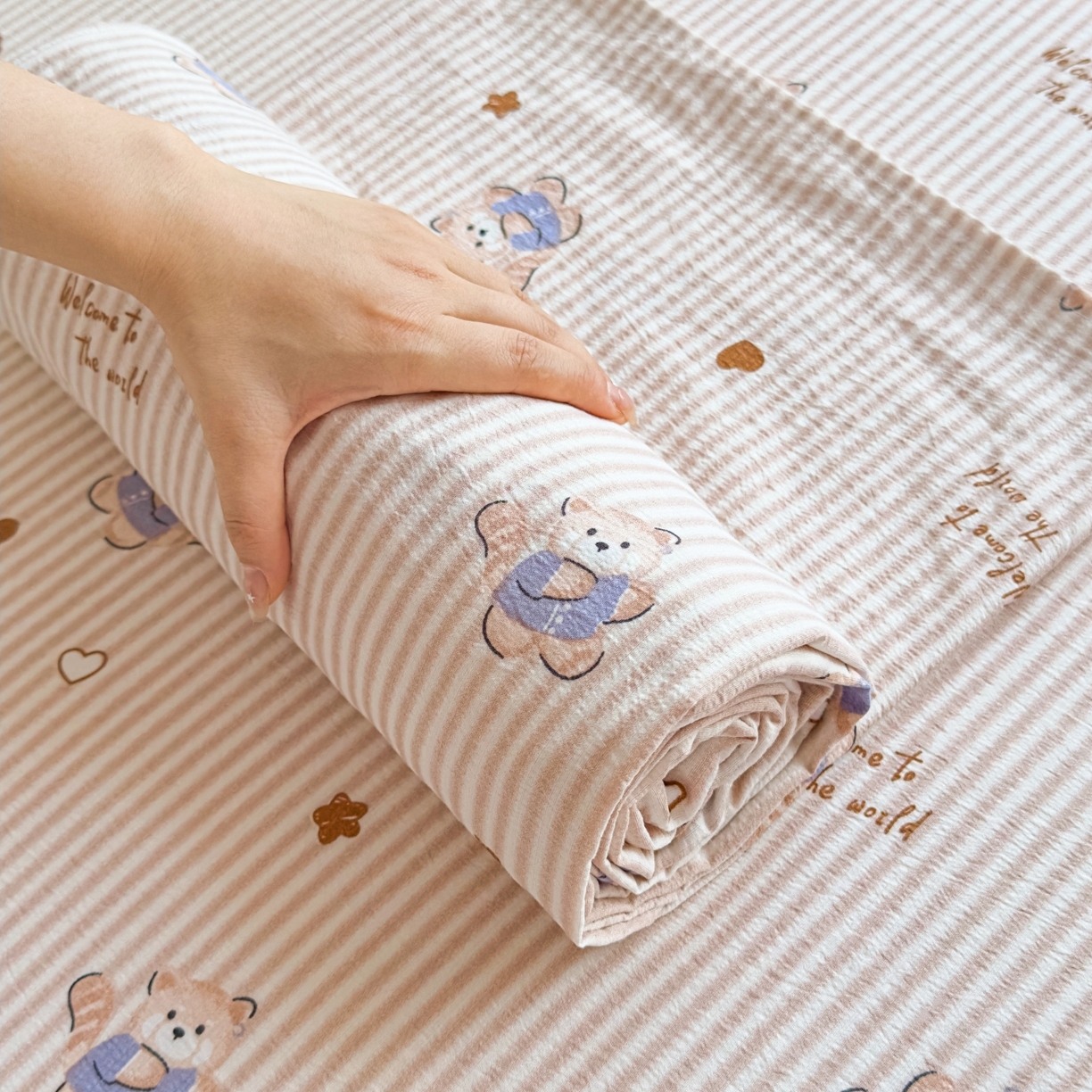 91家纺网 家纺一手货源 找家纺 麦乐迪 2025新款A类云感双层纱印花床单 棕熊条纹棕