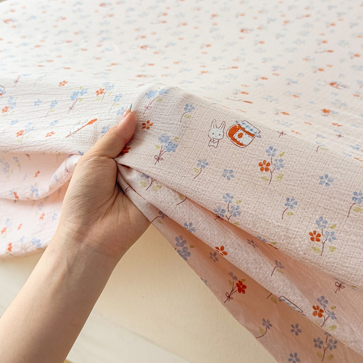 91家纺网 家纺一手货源 找家纺 麦乐迪 2025新款A类云感双层纱印花床单 粉漾花兔