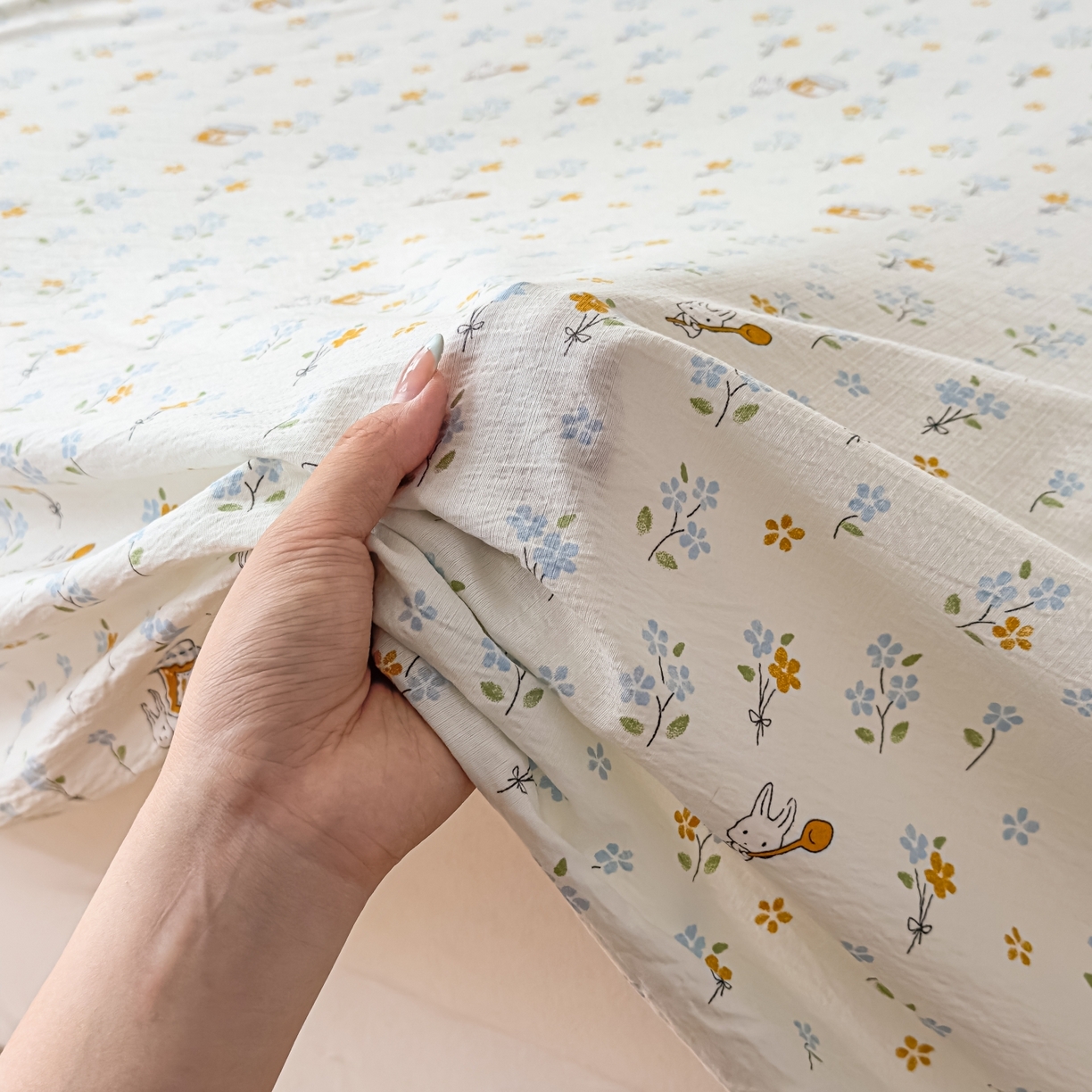 91家纺网 家纺一手货源 找家纺 麦乐迪 2025新款A类云感双层纱印花床单 花语白兔