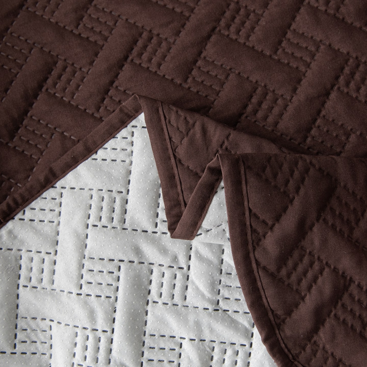 91家纺网 家纺一手货源 找家纺 飞翔家纺沙发套 2025新款乱纹加棉沙发套 咖啡色