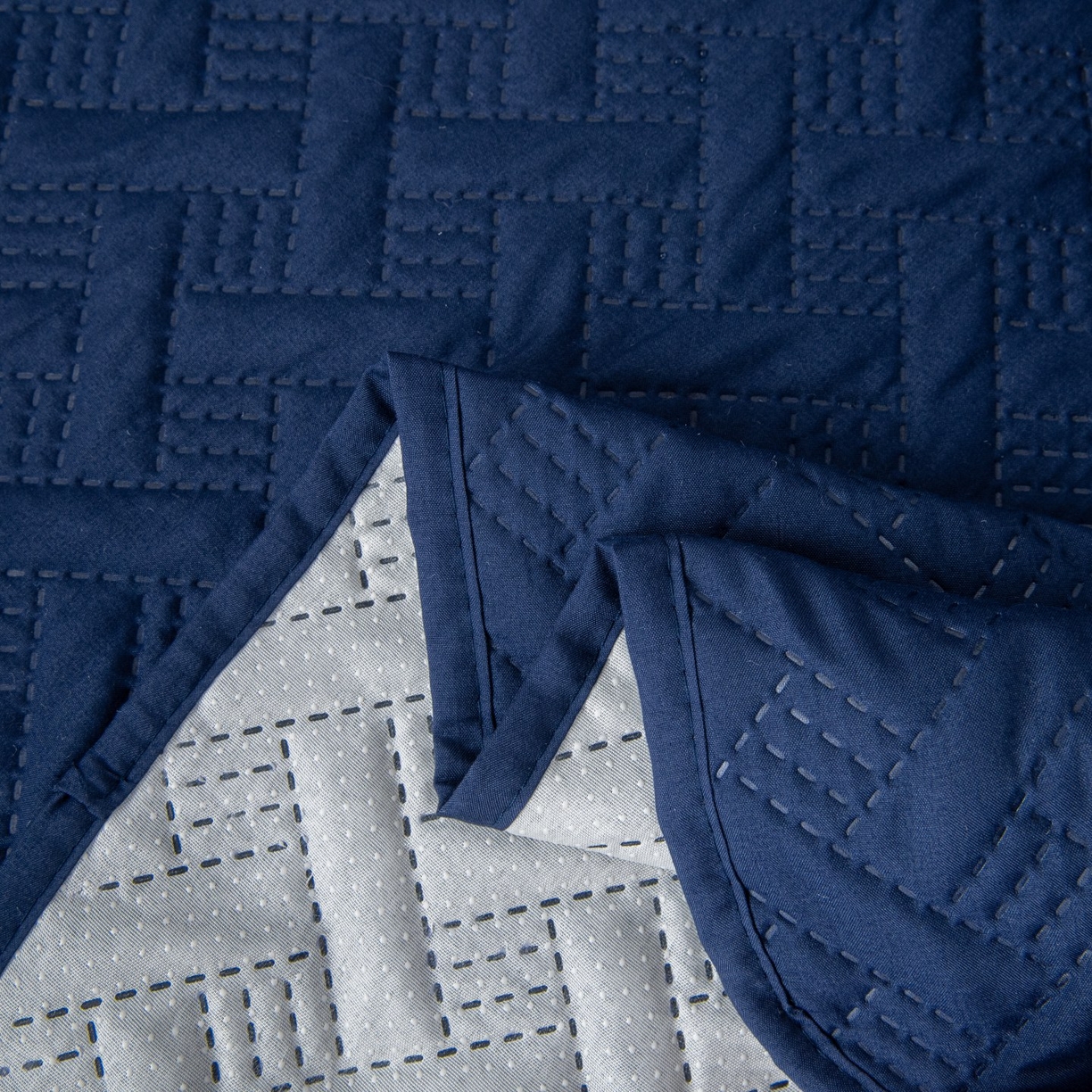 91家纺网 家纺一手货源 找家纺 飞翔家纺沙发套 2025新款乱纹加棉沙发套 藏青色