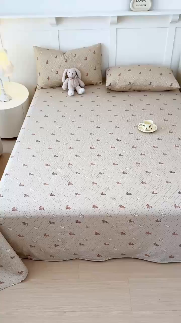 91家纺网 家纺一手货源 找家纺 麦乐迪 2025新款A类云感双层纱印花床单 汪仔派-咖