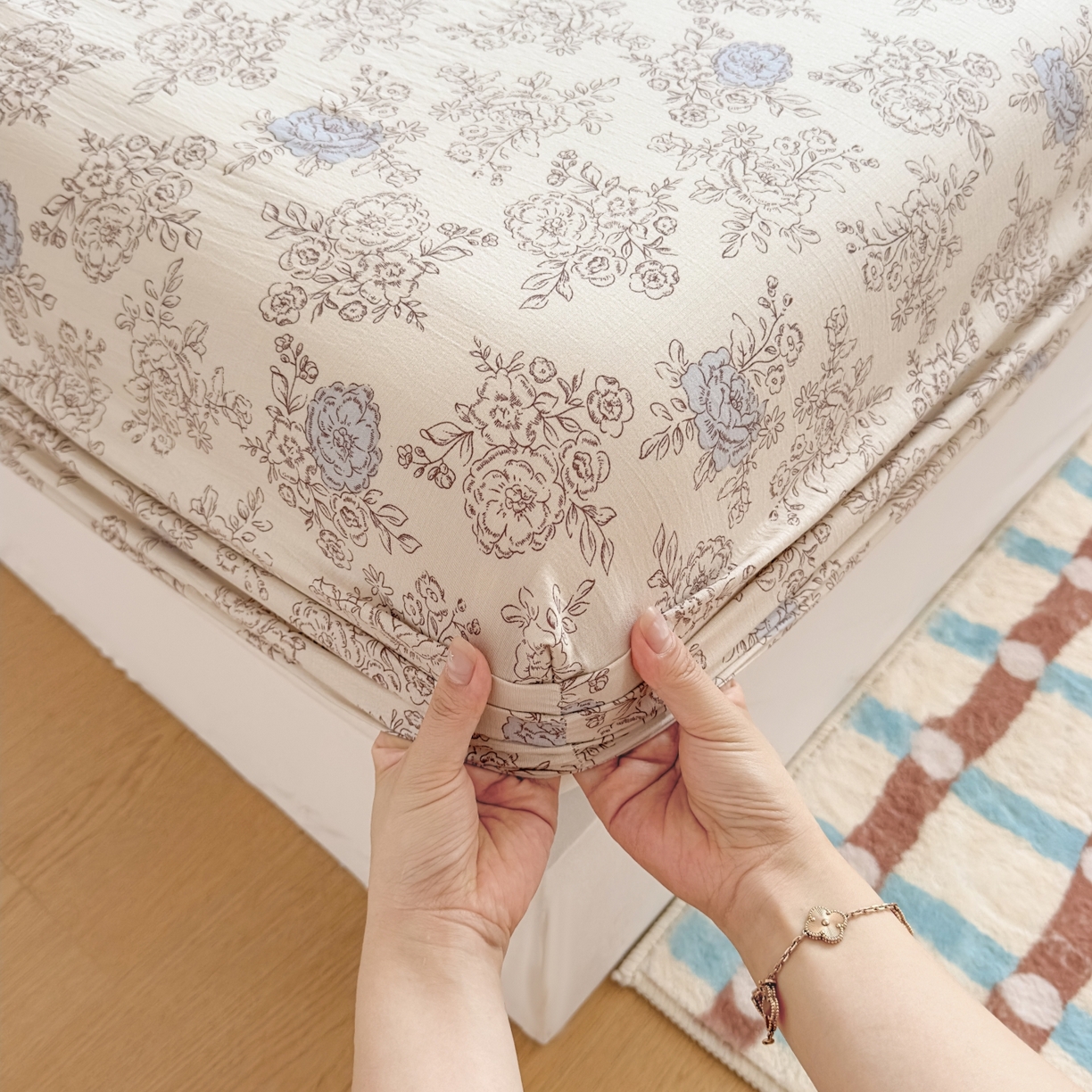 91家纺网 家纺一手货源 找家纺 麦乐迪 2025新款A类云感双层纱印花床笠 复古堇花