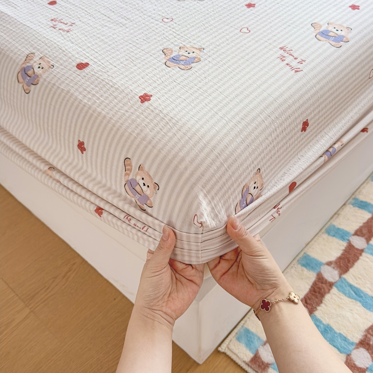 91家纺网 家纺一手货源 找家纺 麦乐迪 2025新款A类云感双层纱印花床笠 棕熊条纹灰